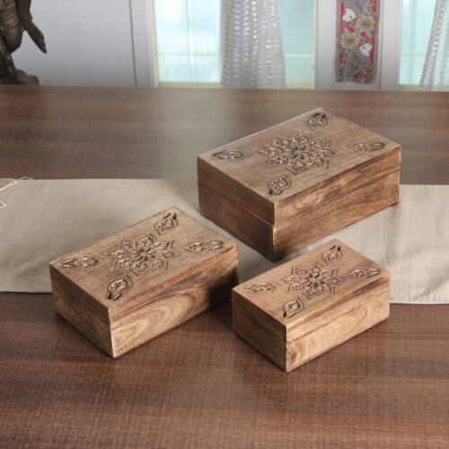 Floral Mandala-Inspired Burnt Mango Wood Box Made in India, 'Mandala in Spring' Floral Mandala-Inspired Burnt Mango Wood Box Made in India, 'Mandala in Spring'