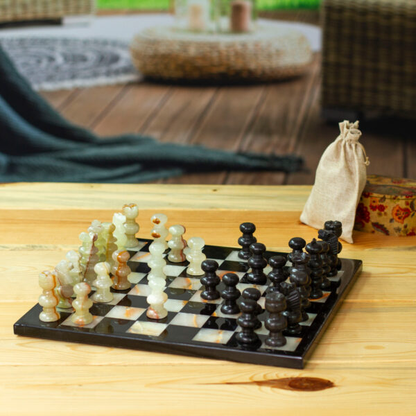 Onyx and Marble Chess Set in Black and Green from Mexico, 'Verdant Challenge' Onyx and Marble Chess Set in Black and Green from Mexico, 'Verdant Challenge'